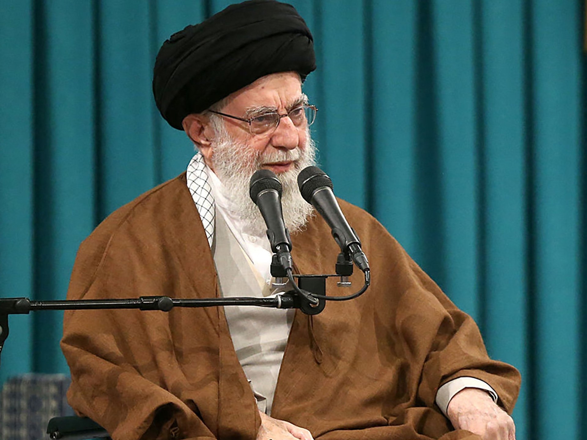 رسالة بالعبرية من خامنئي إلى “النظام الصهيوني”.. هذه تفاصيلها