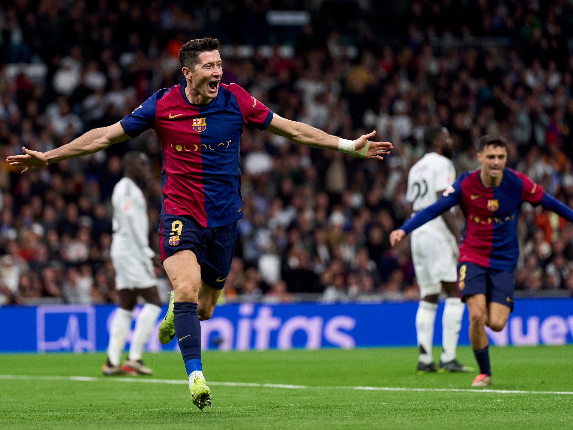 ثنائية ليفاندوفسكي تقود برشلونة للفوز برباعية على ريال مدريد (فيديو)