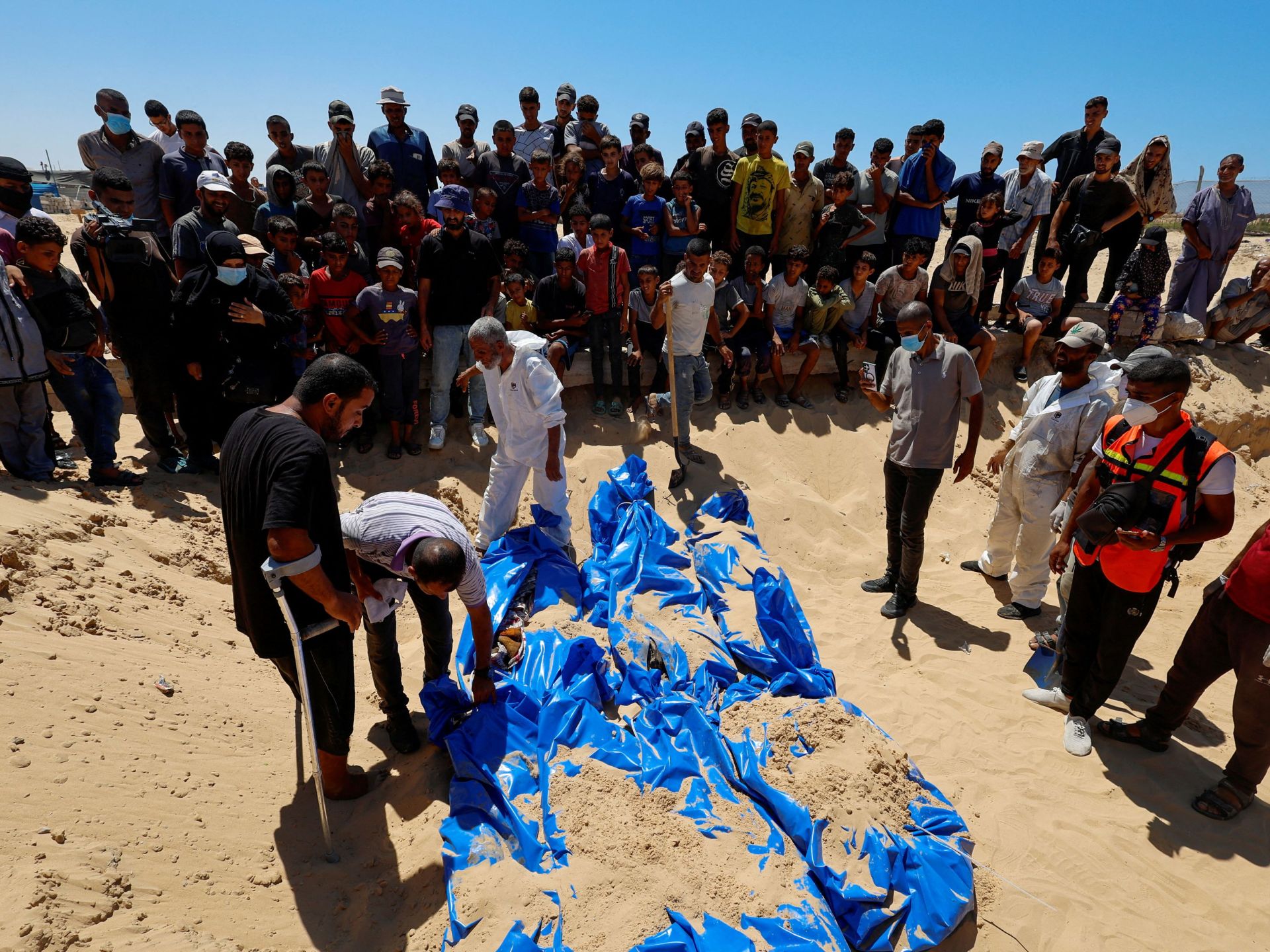 حكومة غزة: الاحتلال الإسرائيلي سرق 2300 جثة من مقابر القطاع