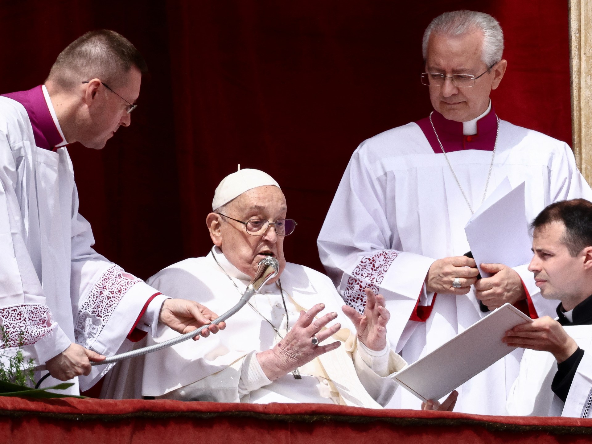 In brief Easter appearance at Vatican, Pope Francis urges Gaza ceasefire