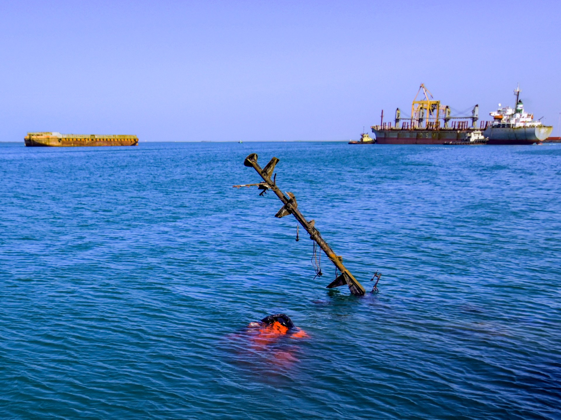 Gunboats target cargo vessel in Red Sea; crew abandons ship