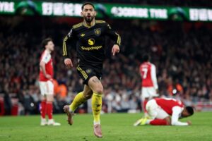 Manchester United dent Arsenal’s title bid with dramatic 3-2 win