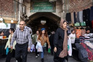 Which countries are urging citizens to leave Iran amid US threat of force?