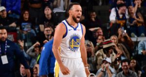 Curry scores 35 as Warriors upset Clippers to extend playoff run