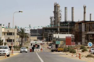 Libya’s largest oil refinery halts operations during fighting