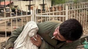 Photo shows Israeli soldier desecrating Virgin Mary statue in Lebanon