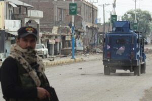 Car bomb attack kills 27 in northwest Pakistan