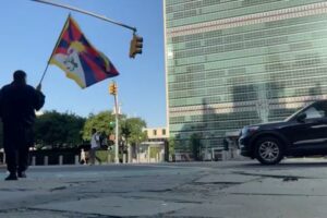 Man holding Tibetan flag dies after setting himself on fire outside UN