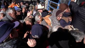 Food shortages spark scuffles outside supermarket in Bolivia
