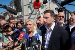 Far-right leader Le Pen starts campaign, faces mixed reactions in France
