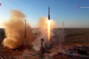 US, Russian astronauts launch into orbit for joint space mission